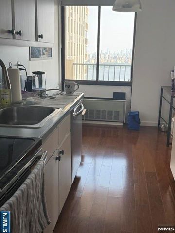 200 Winston Drive 2818, Cliffside Park, NJ 07010