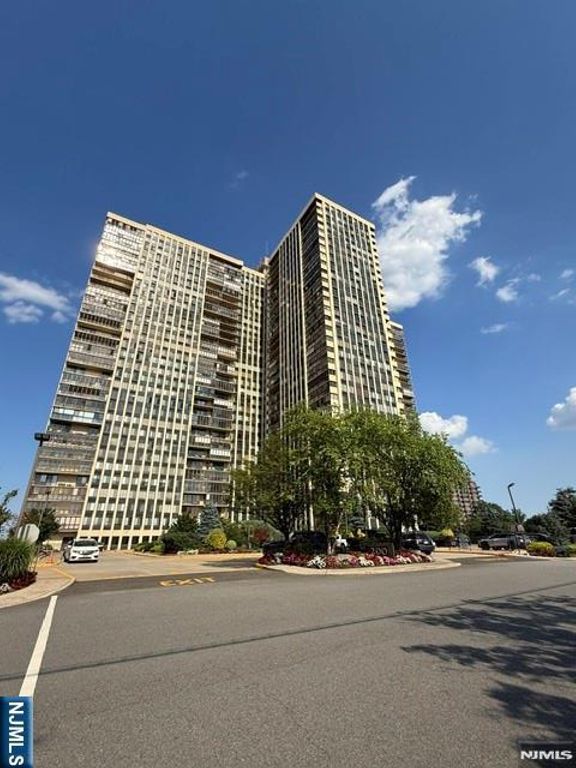 200 Winston Drive 2818, Cliffside Park, NJ 07010
