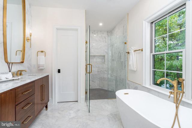 5631 MACARTHUR BLVD NW, Washington, DC 20016