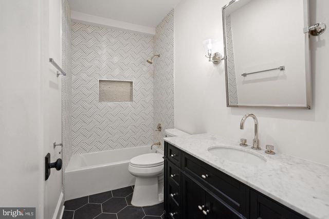 5631 MACARTHUR BLVD NW, Washington, DC 20016
