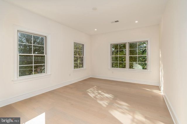 5631 MACARTHUR BLVD NW, Washington, DC 20016