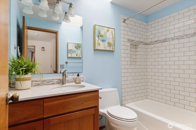 1864 NE 11th Avenue, Oak Harbor, WA 98277