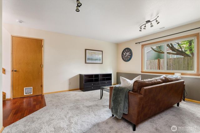 1864 NE 11th Avenue, Oak Harbor, WA 98277