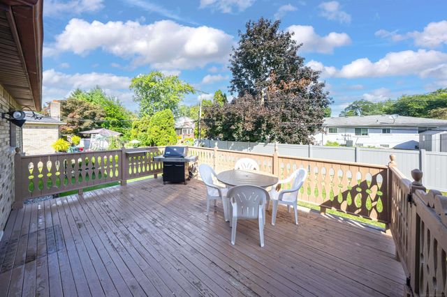 18609 Beatrice Street, Clinton Township, MI 48036