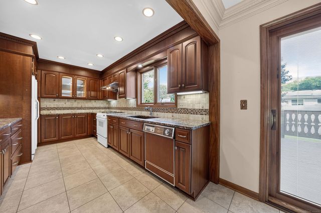 18609 Beatrice Street, Clinton Township, MI 48036