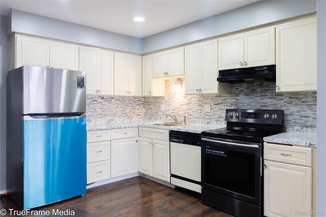 27654 E Echo Valley 234, Farmington Hills, MI 48334