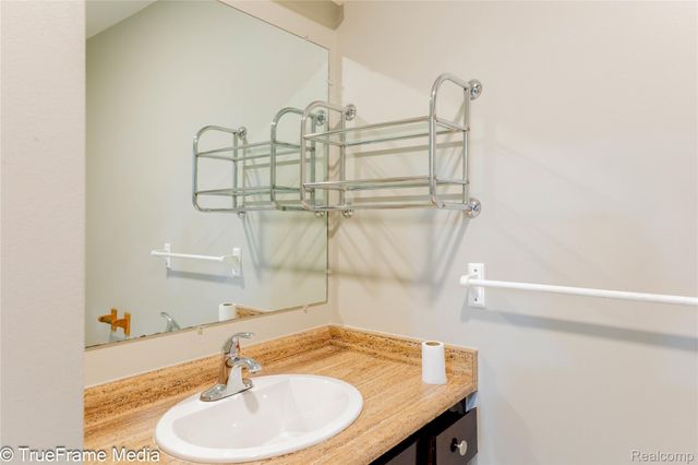 27654 E Echo Valley 234, Farmington Hills, MI 48334