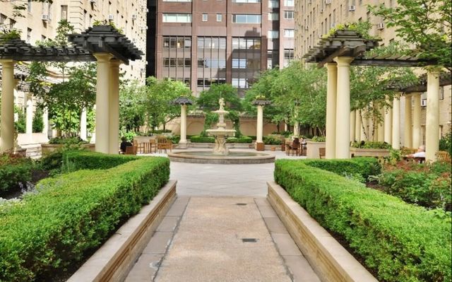 340 W 57th St Apt 2I, New York City, NY 10019