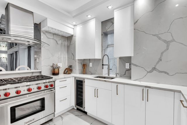 340 W 57th St Apt 2I, New York City, NY 10019