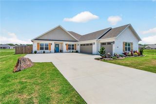 142 N Box Turtle Avenue, Farmington, AR 72730
