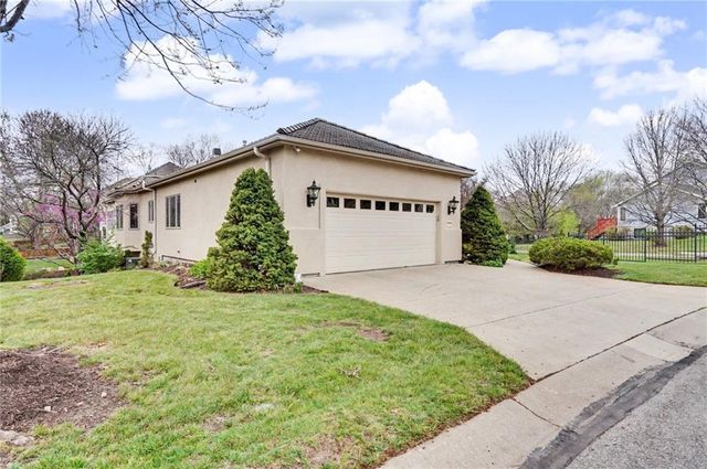 5727 Villa Drive, Lawrence, KS 66047