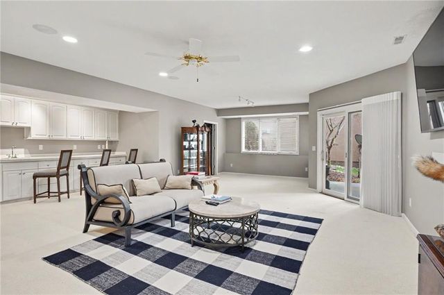 5727 Villa Drive, Lawrence, KS 66047