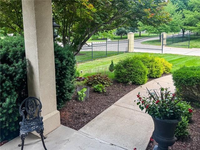 5727 Villa Drive, Lawrence, KS 66047