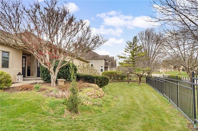 5727 Villa Drive, Lawrence, KS 66047