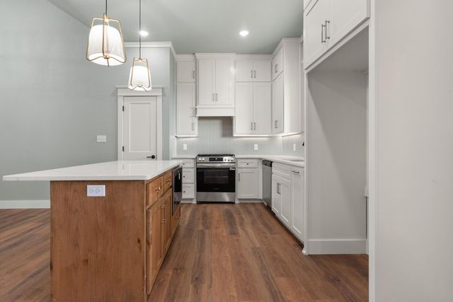 1121 N 6th Street, Wolfforth, TX 79382