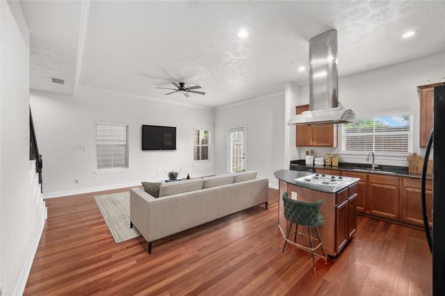 907 Mckinney Park Lane, Houston, TX 77003