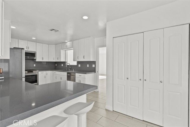 325 N Glenwood Place, Burbank, CA 91506