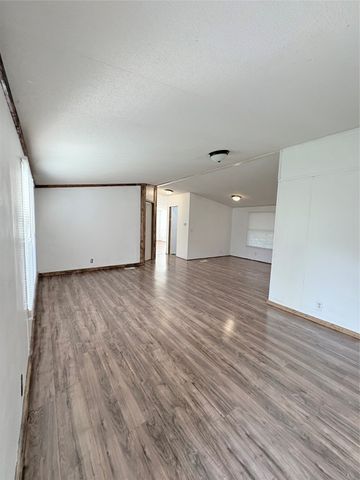 307 W Merritt Avenue, Garrett, TX 75119