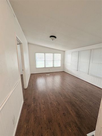 307 W Merritt Avenue, Garrett, TX 75119