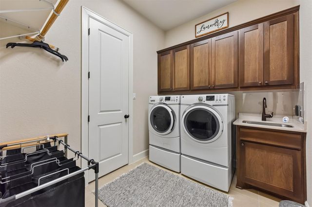 104 Skylark LN, Hutto, TX 78634