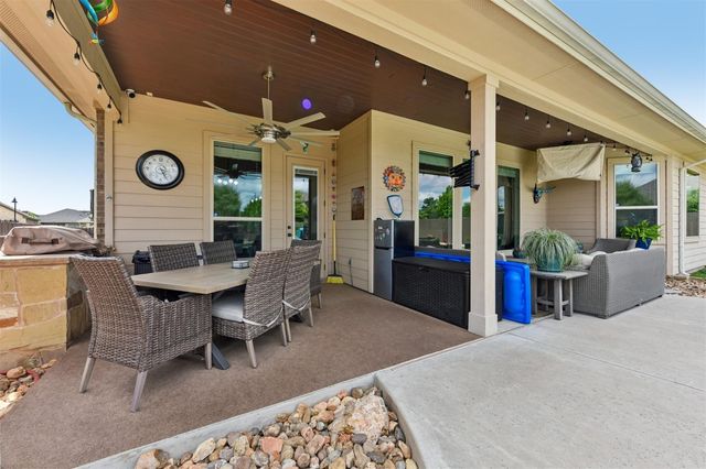 104 Skylark LN, Hutto, TX 78634