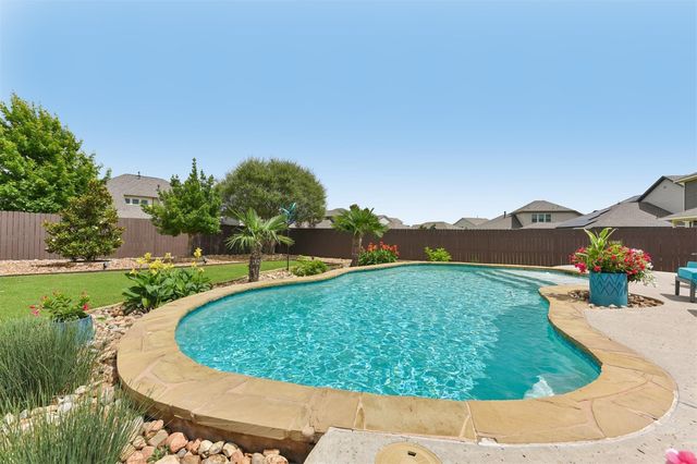 104 Skylark LN, Hutto, TX 78634