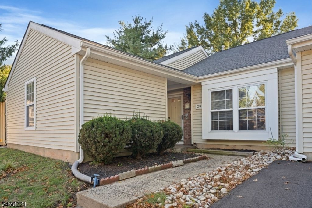 29 Avebury Pl, Franklin Twp., NJ 08873 — photo 2