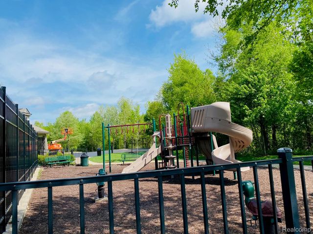 44561 GWINNETT Loop, Novi, MI 48377