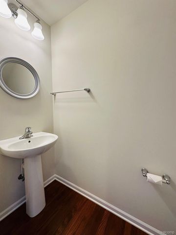 44561 GWINNETT Loop, Novi, MI 48377