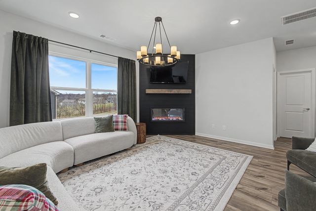 225 Oasis Dr, La Vergne, TN 37086