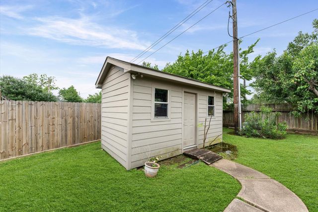 10822 Spruce Drive S, La Porte, TX 77571