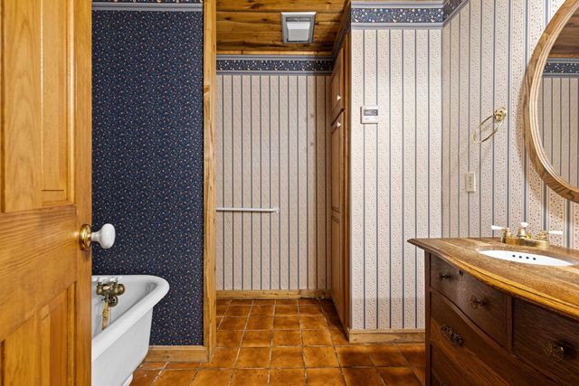 947 Pumpkin Center Rd, Marshall, TX 75672