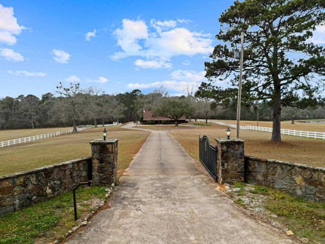 947 Pumpkin Center Rd, Marshall, TX 75672