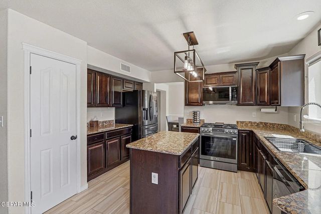 600 VALLEY PLUM Avenue, El Paso, TX 79932