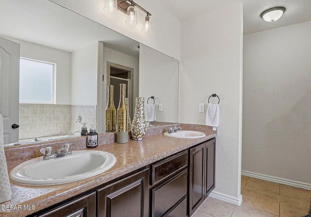 600 VALLEY PLUM Avenue, El Paso, TX 79932