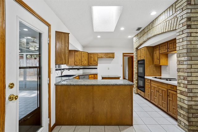 2921 Pitkin Drive, Arlington, TX 76006