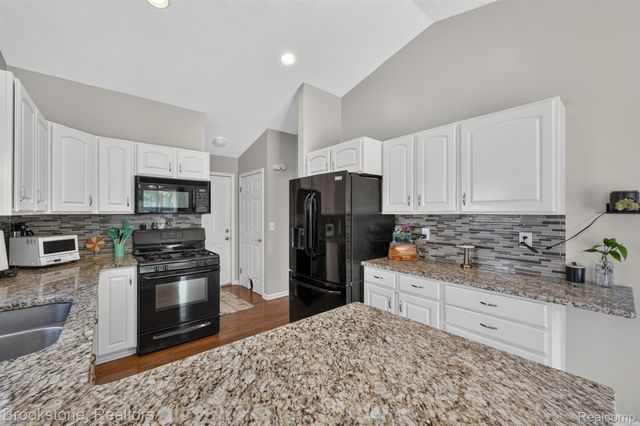6098 Hedgerow Circle, Burton, MI 48439