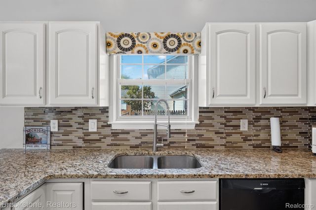 6098 Hedgerow Circle, Burton, MI 48439