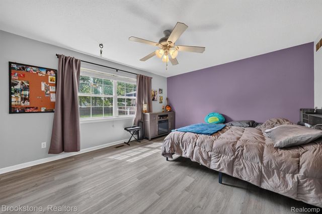 6098 Hedgerow Circle, Burton, MI 48439