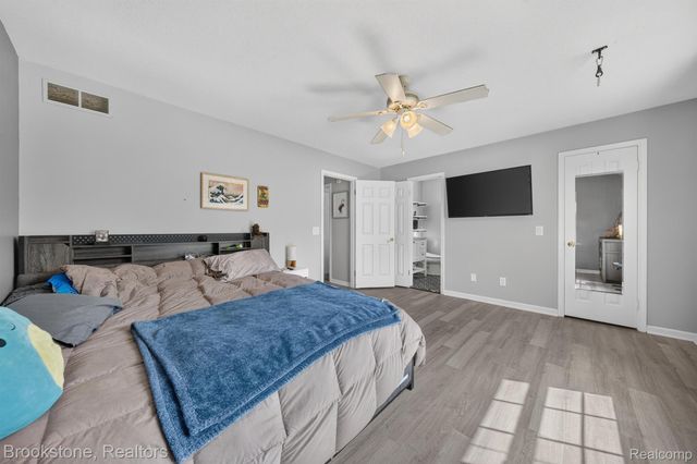 6098 Hedgerow Circle, Burton, MI 48439