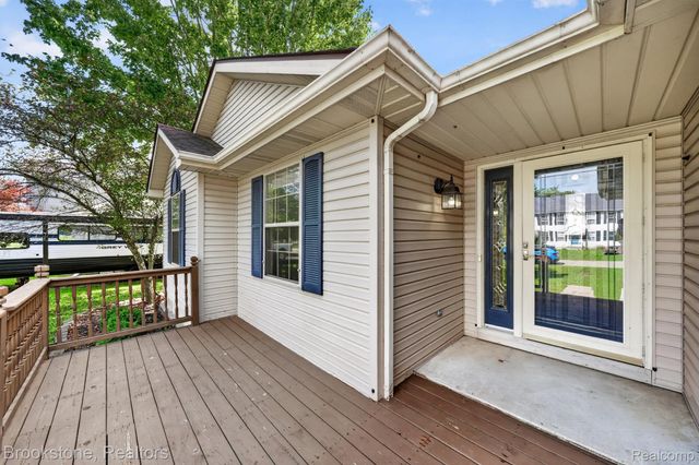 6098 Hedgerow Circle, Burton, MI 48439