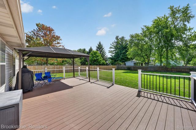 6098 Hedgerow Circle, Burton, MI 48439