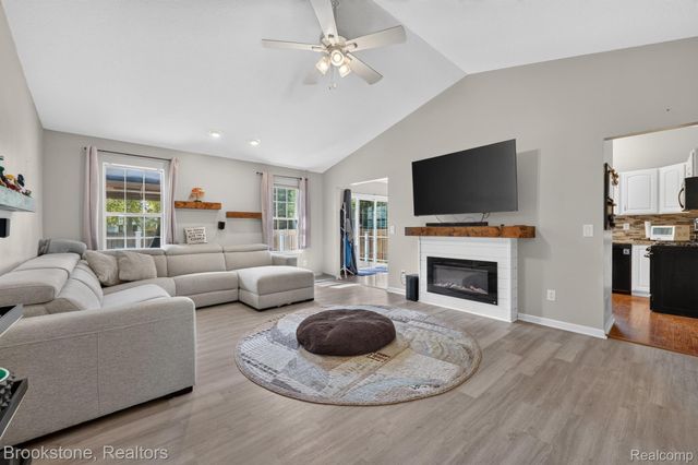 6098 Hedgerow Circle, Burton, MI 48439