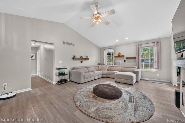 6098 Hedgerow Circle, Burton, MI 48439