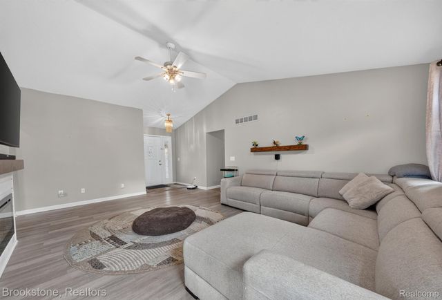 6098 Hedgerow Circle, Burton, MI 48439