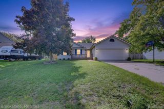 6098 Hedgerow Circle, Burton, MI 48439