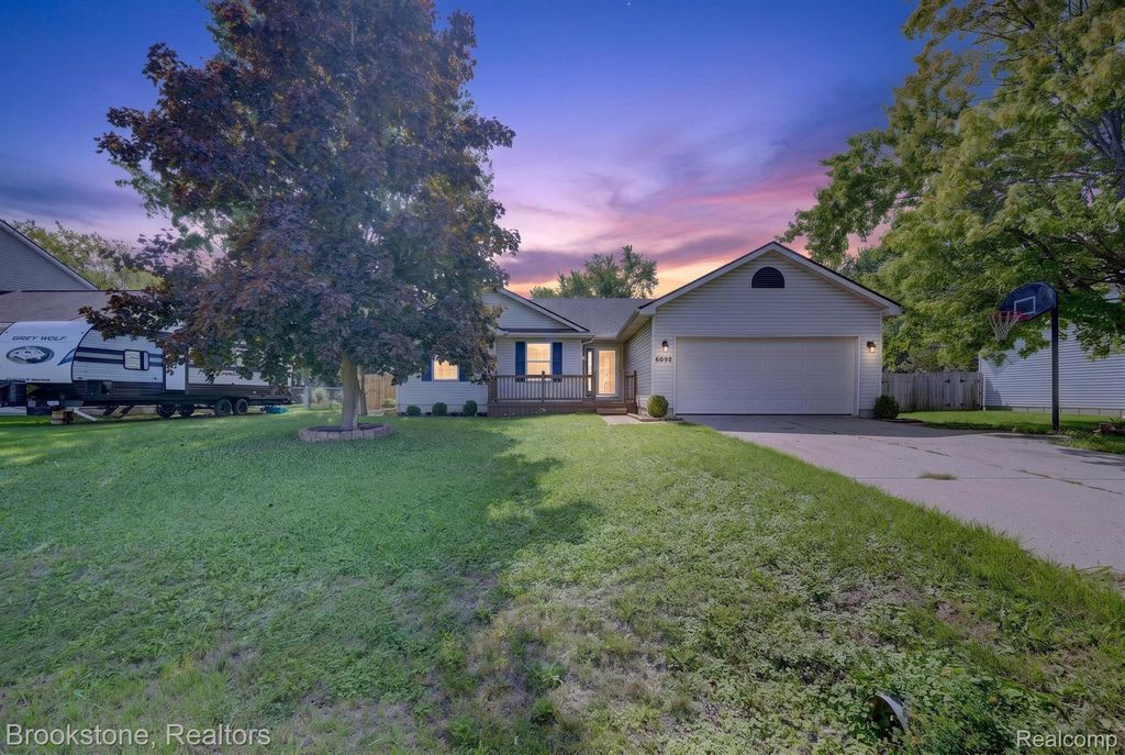 6098 Hedgerow Circle, Burton, MI 48439