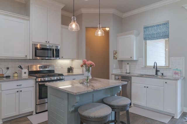 106 Champions Dr, Hallsville, TX 75650