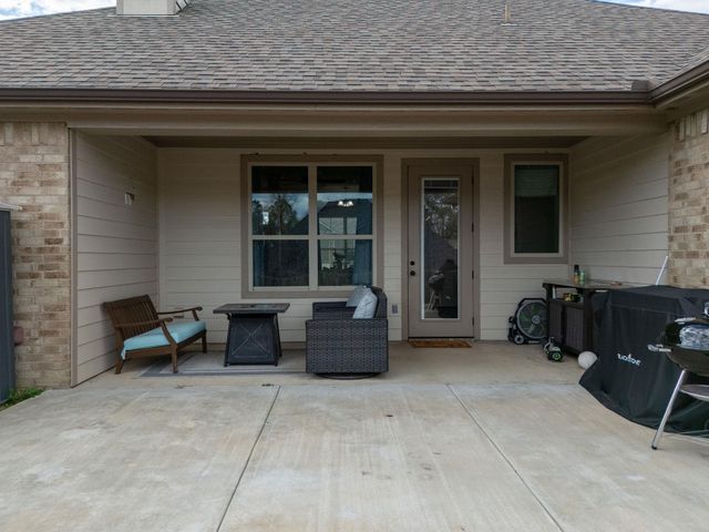 106 Champions Dr, Hallsville, TX 75650