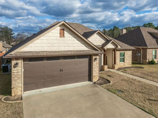 106 Champions Dr, Hallsville, TX 75650